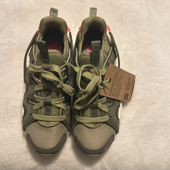 Nike huaraches. Green and pink. NWT Size 6.5 women’s - Picture 2 of 6